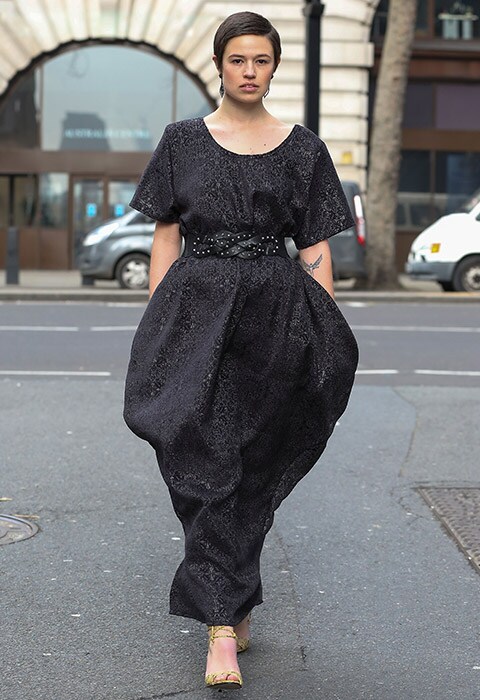 street style portant une robe noire surdimensionnée