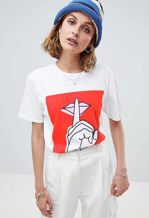 Camiseta con estampado de labios de Reclaimed Vintage inspired. Camisetas con mensaje feminista. Tendencias primavera verano 2018.