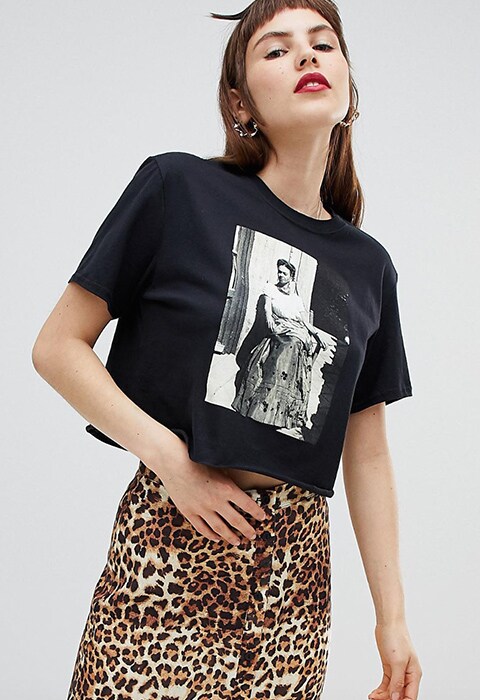 Camiseta corta con diseño de Frida Kahlo de Reclaimed Vintage Inspired. Camisetas con mensaje feminista. Tendencias primavera verano 2018.