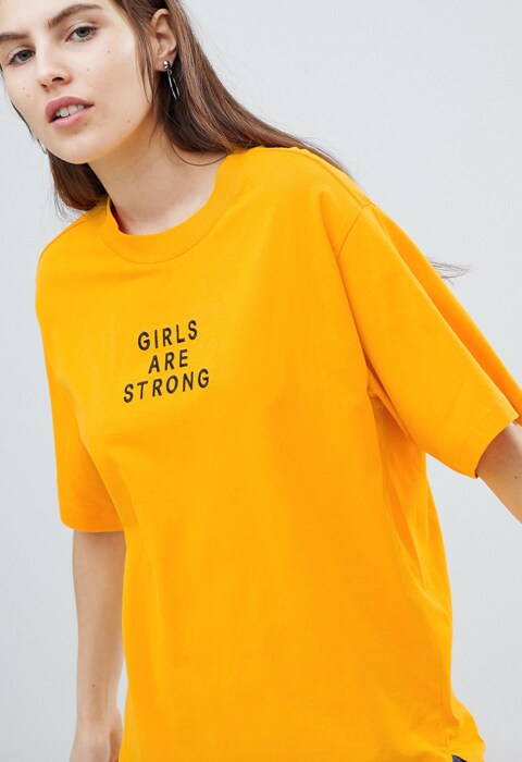 Camiseta extragrande con eslogan Girls Are Strong de Monki. Camisetas con mensaje feminista. Tendencias primavera verano 2018.