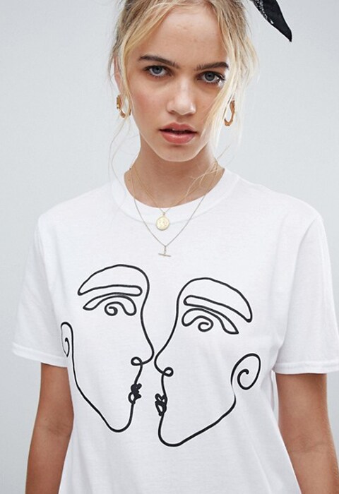 Camiseta con estampado de caras besándose de Reclaimed Vintage Inspired. Camisetas con mensaje feminista. Tendencias primavera verano 2018.