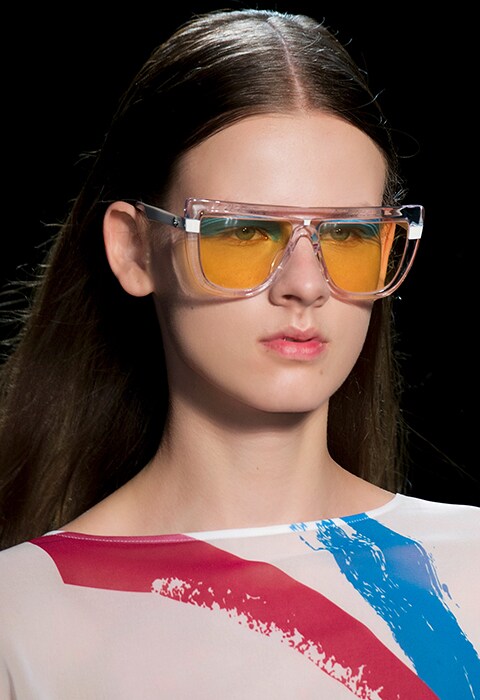 Vuelven las gafas de sol con cristales tintados de colores. Accesorios que están de moda en 2018. ASOS, lo último en moda y tendencias 2018.