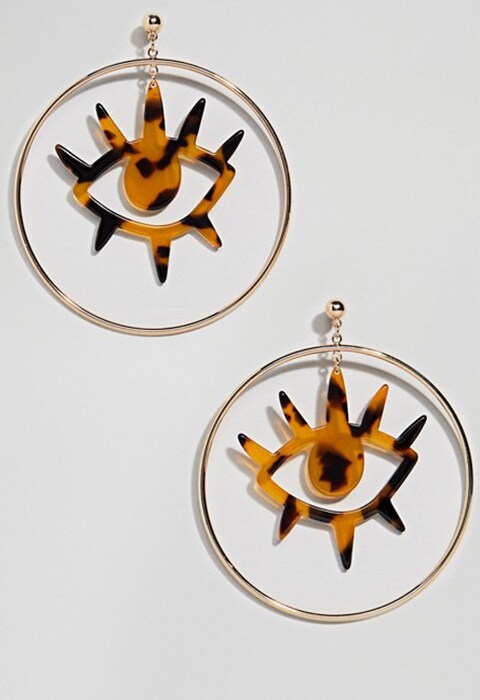 Pendientes de aro de metal con motivo de ojo de resina en dorado de ASOS DESIGN. El accesorio más de moda este verano 2018.