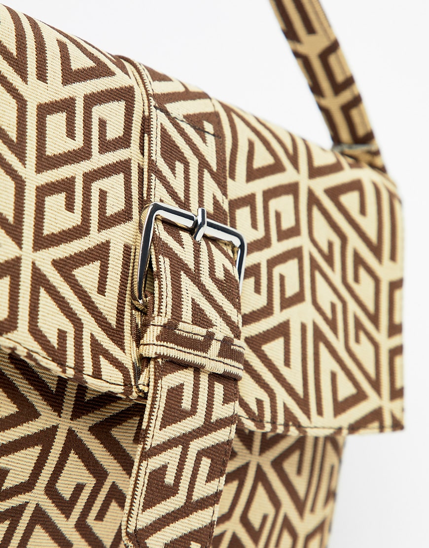 Bolso de hombro con diseño de monograma estilo años 90 de ASOS DESIGN