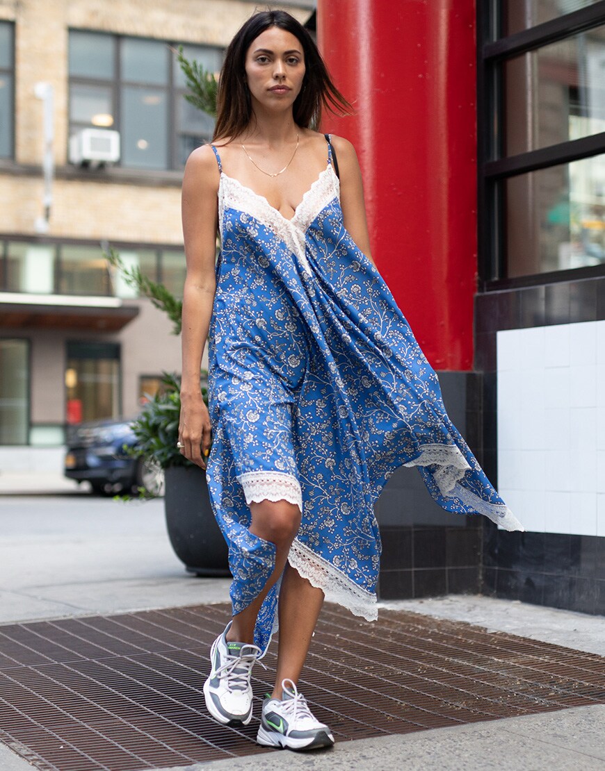sommerkleid sneakers street style