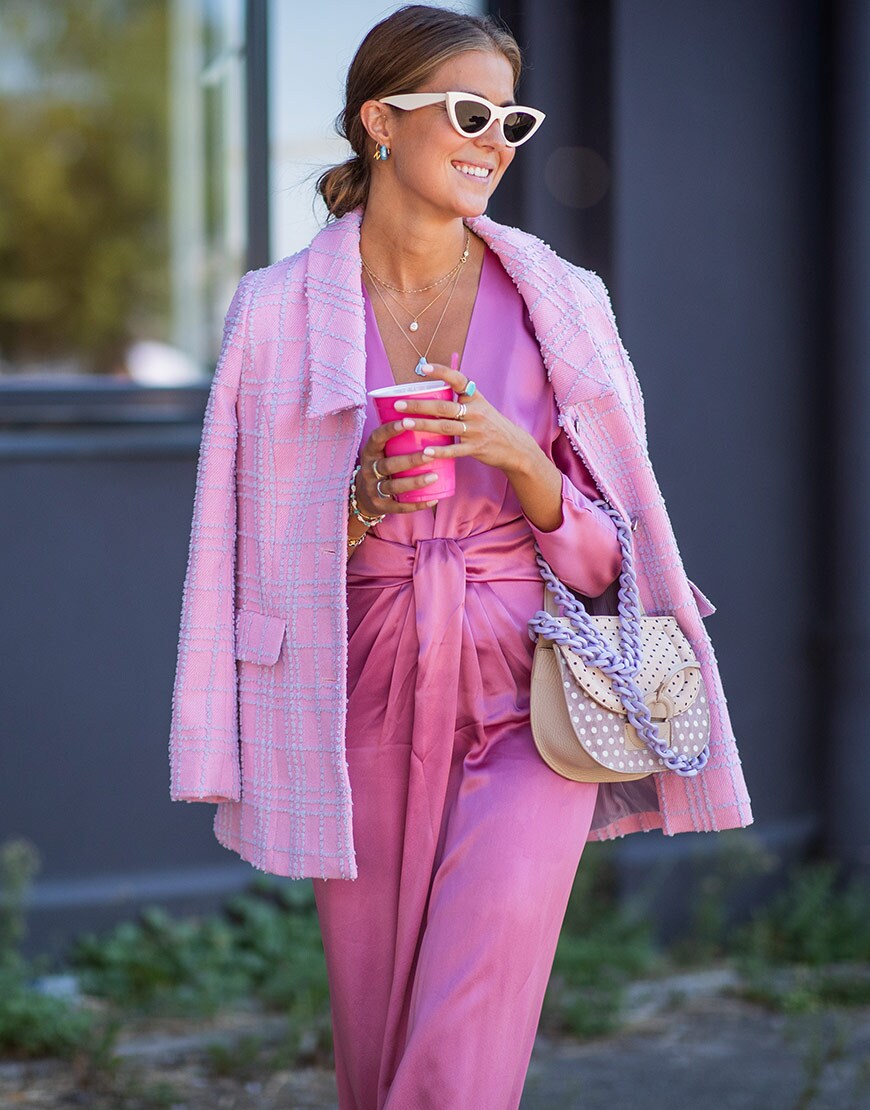street style portant une combinaison et un blazer rose à la fashion week de copenhague