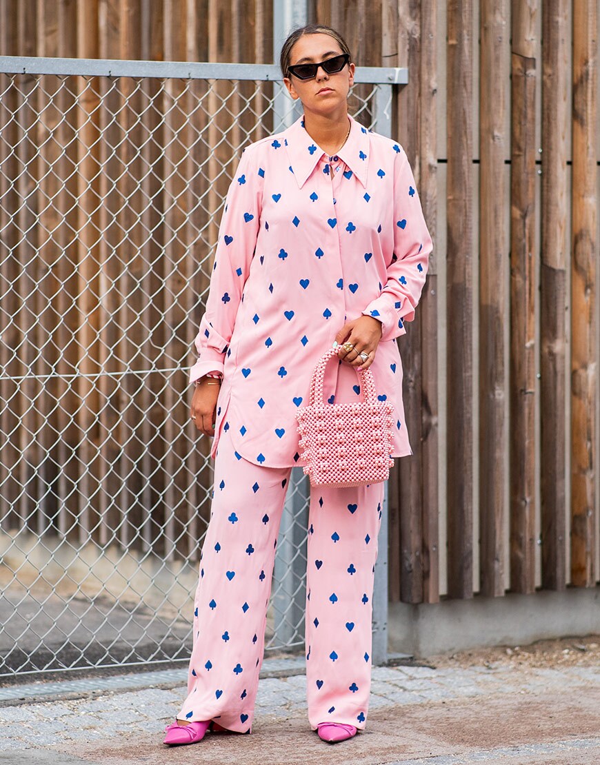 street style portant un pyjama rose pendant la fashion week end copenhague