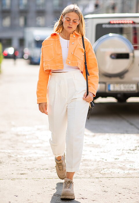 Look de street style de pantalones blancos con cazadora naranja. Tendencias de temporada 2018. ASOS, lo último en moda, belleza, estilo y tendencias.