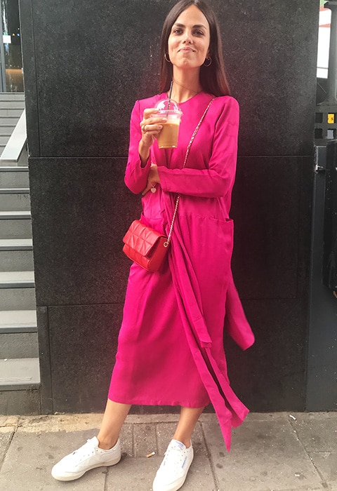 Look de vestido rosa fucsia de manga larga con zapatillas blancas de Reebok. Street style 2018. ASOS, lo último en moda, belleza, estilo y tendencias.
