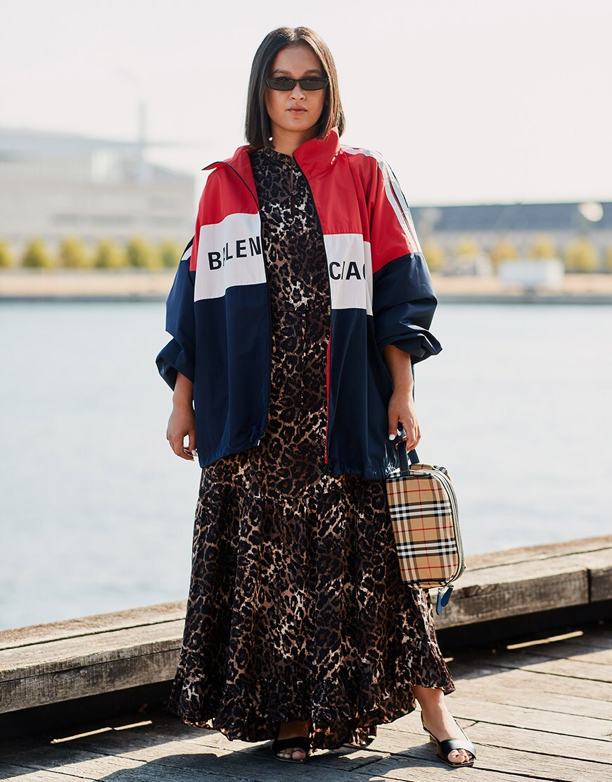 street style à copenhague portant une jupe léopard avec un k-way sportswear