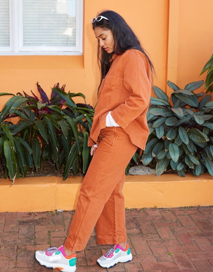 asos ebony porte une tenue workwear orange