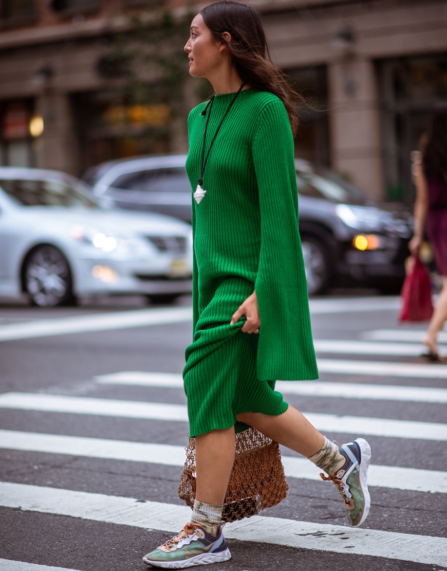 street style robe tricot verte et baskets fashion week de new york