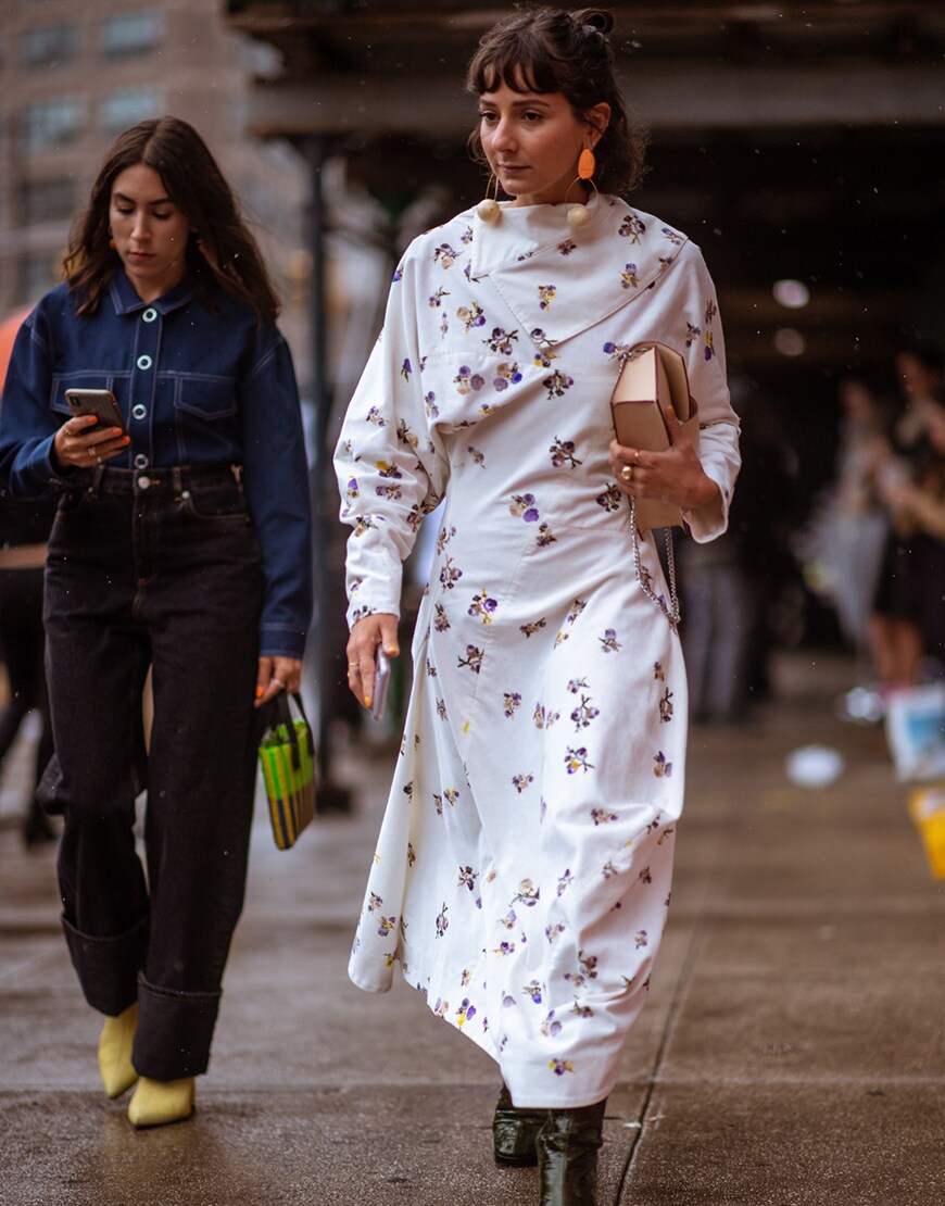 robe midi mi-longue avec des bottes pendant la fashion week de new york