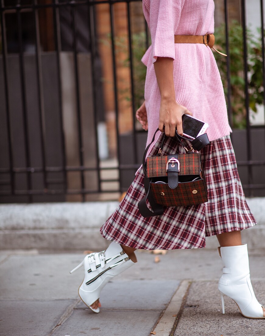 street style jupe rose sac à main à carreaux tendance ah18
