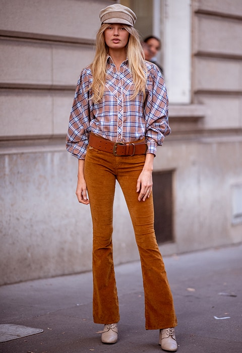 Look street style de Paris Fashion Week con pantalón de pana y camisa de cuadros|ASOS lo último en estilo