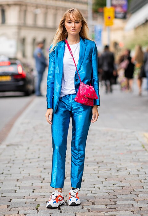 Look de traje de chaqueta en azul metalizado. Street style 2018