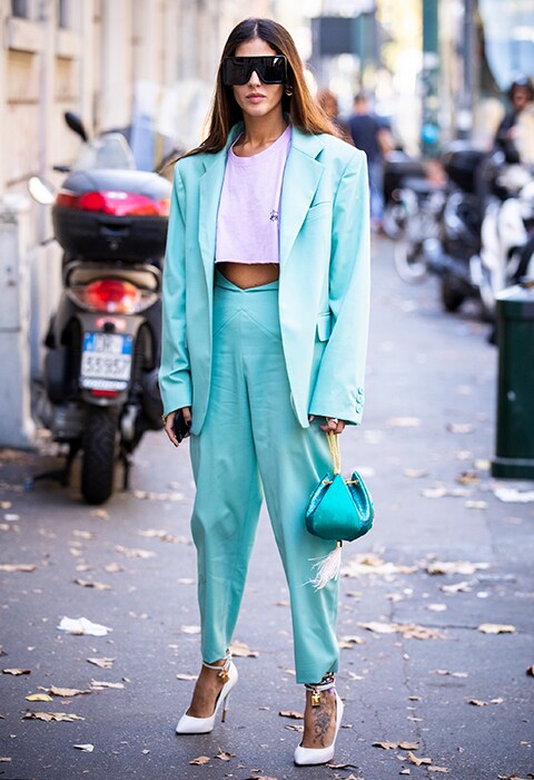 Look de traje de chaqueta oversize en color turquesa. Street style 2018