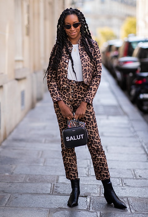 Look de traje de chaqueta con estampado animal print de leopardo. Street style 2018