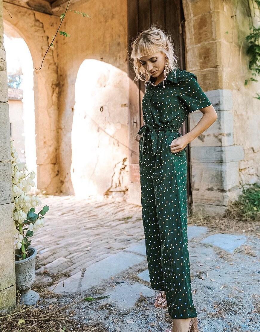 Asos Astrid portant une Combinaison large avec ceinture de chez Monki