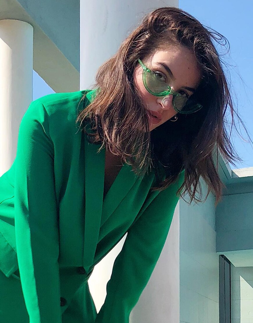 asos barbara portant un blazer long croisé de chez Selected Femme