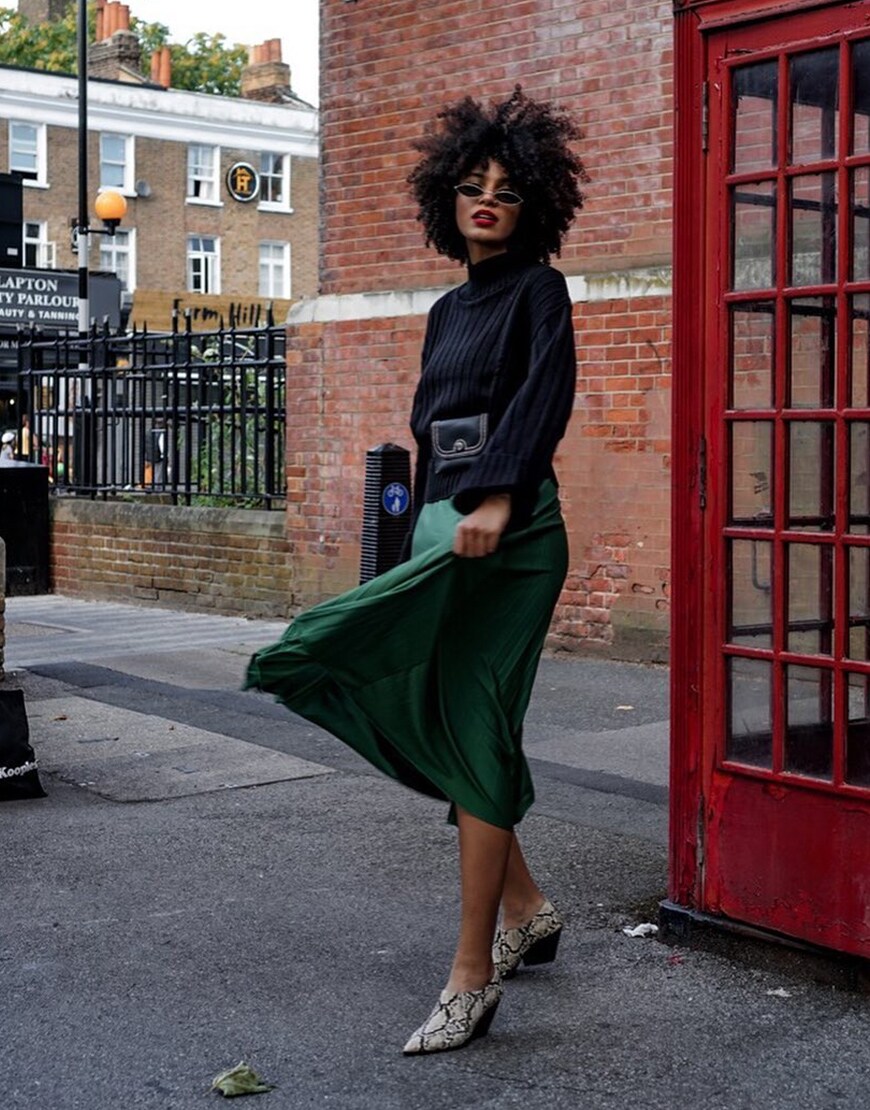 ASOS Syana porte une jupe longue plissée ASOS DESIGN