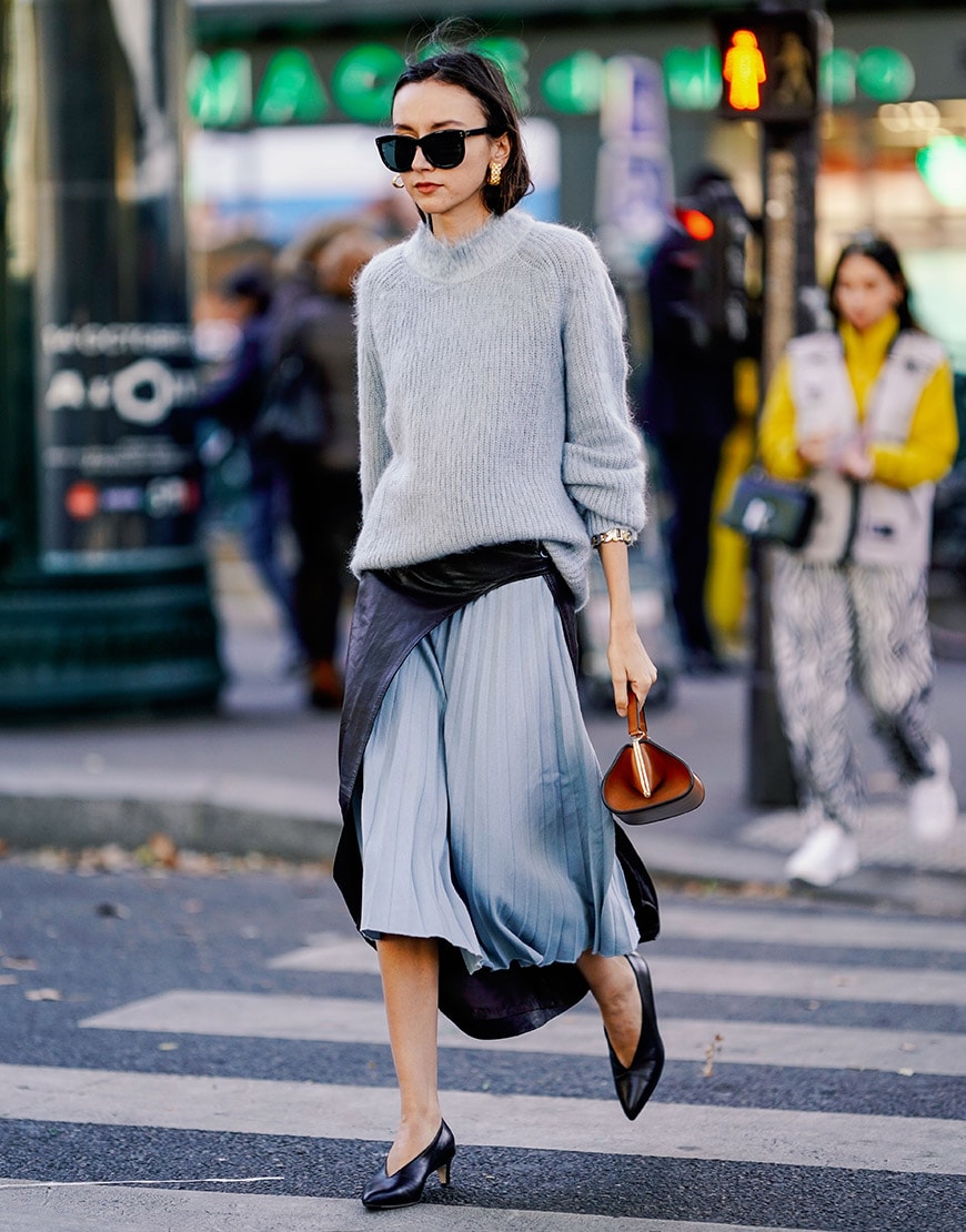 pull doux gris avec jupe plissée soyeuse et chaussures à talons pointues street style