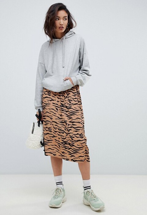Falda midi con estampado de tigre de Na-kd