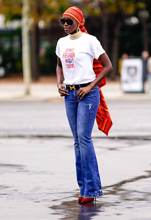 Look with indigo flare jeans from the street style of spring summer 2019 collections.