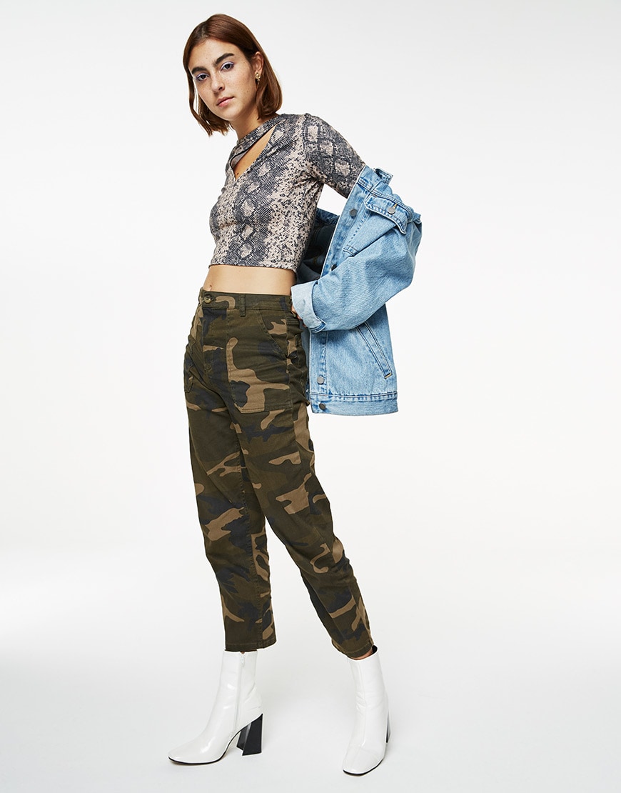 crop top imprimé serpent avec pantalon camouflage et veste en jean