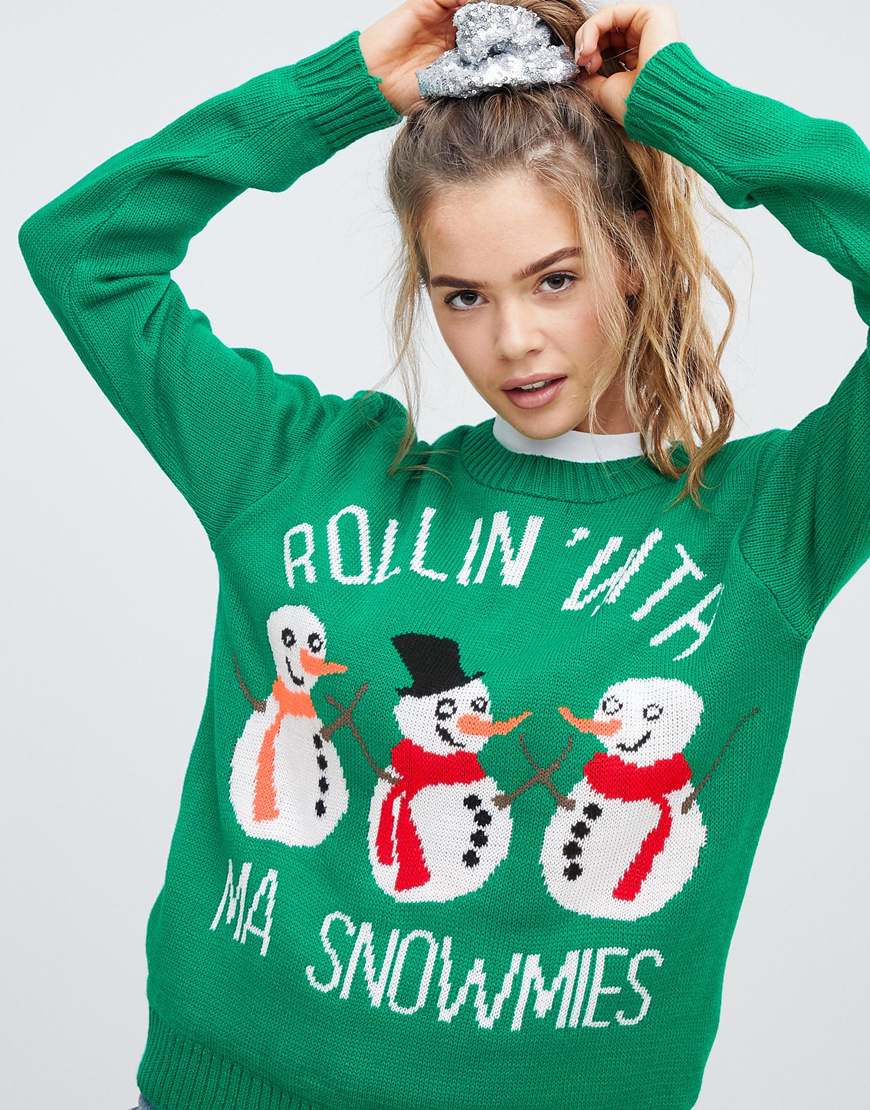 Boohoo ‒ Rolling with the Snowmies ‒ Grüner Weihnachtspullover mit Schriftzug