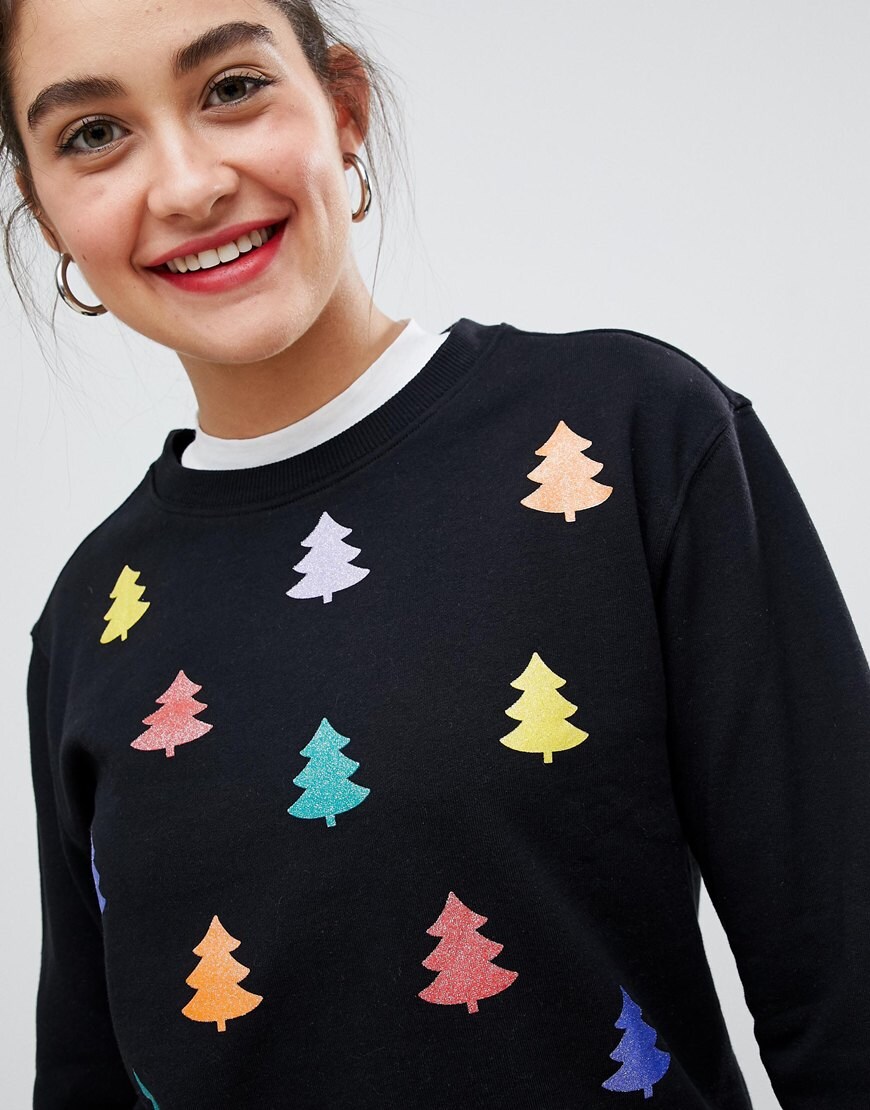 Monki – Schwarzer Weihnachtspullover mit Weihnachtsbäumen in Regenbogenfarbe