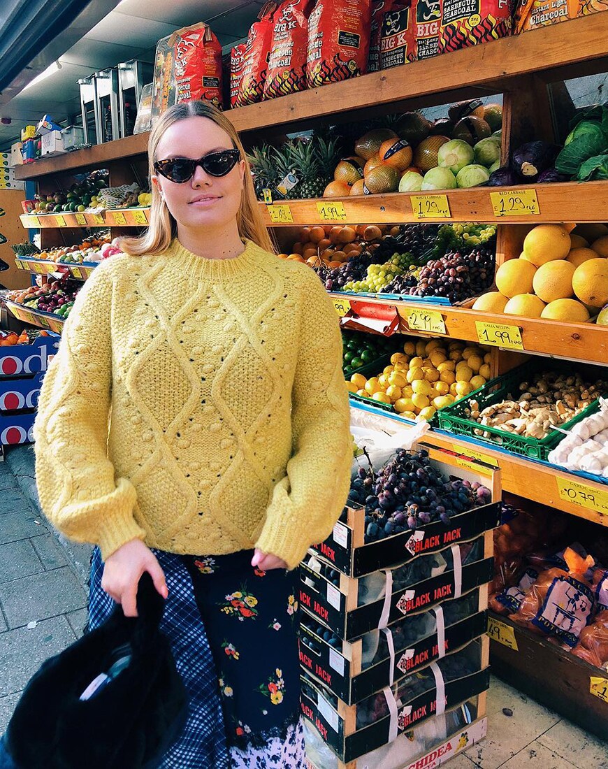 ASOS Insider Lotte porte un pull jaune avec une jupe imprimée