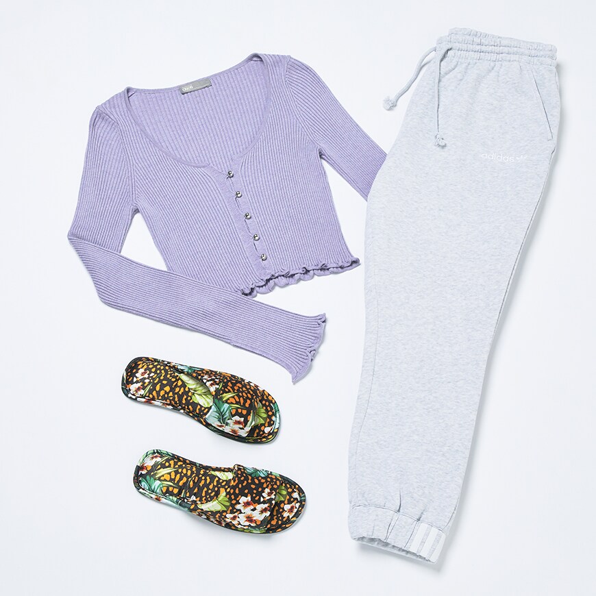 Petit pull court couleur lilas avec pantalon de jogging adidas et chaussons à motifs