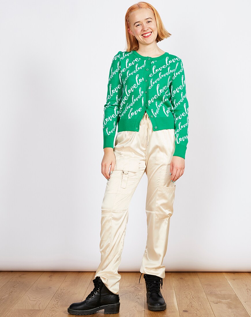 Cardigan vert imprimé avec pantalon en satin et Dr Martens disponibles sur asos