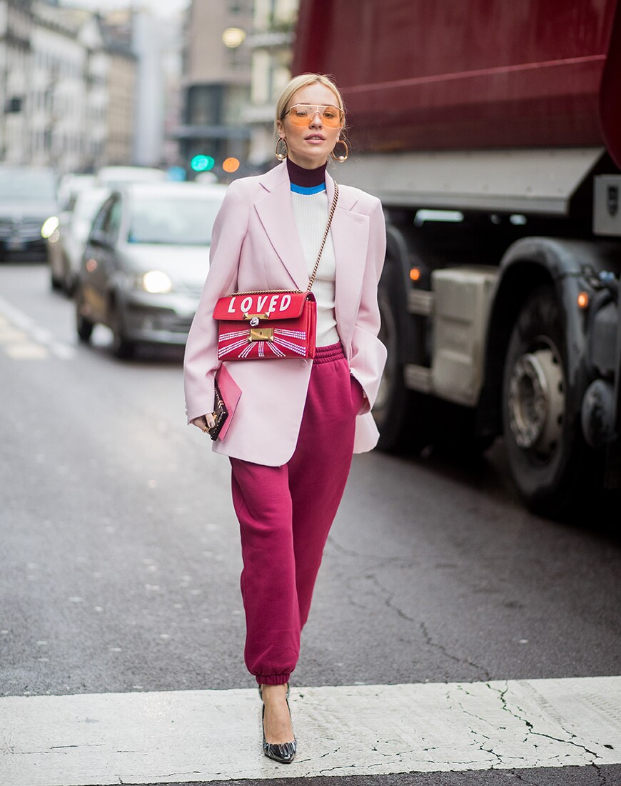 Street style portant un pantalon de jogging rose et une veste blazer