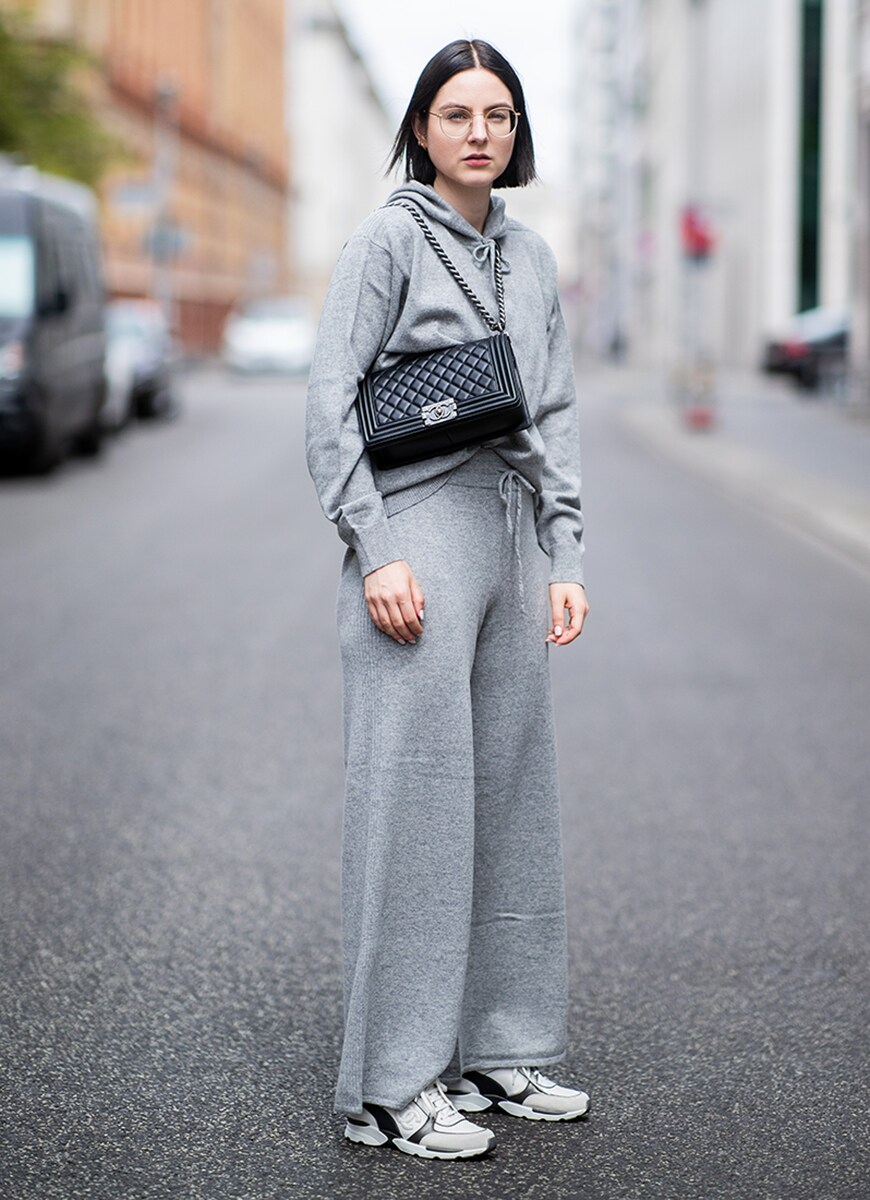 Street style portant un survêtement gris avec un sac à main à chaîne