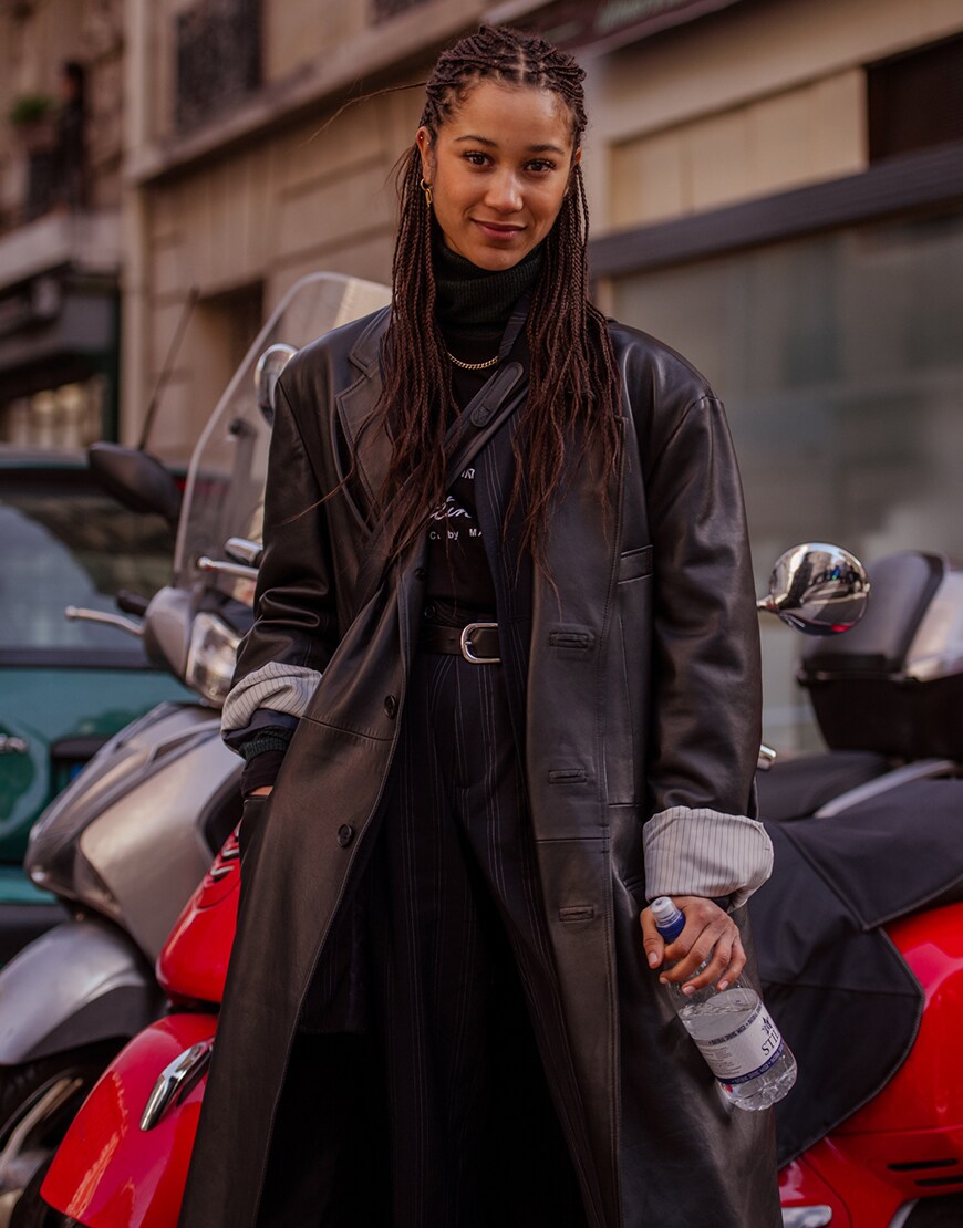 Street style Fashion Week de Paris total look noir avec manteau en cuir long