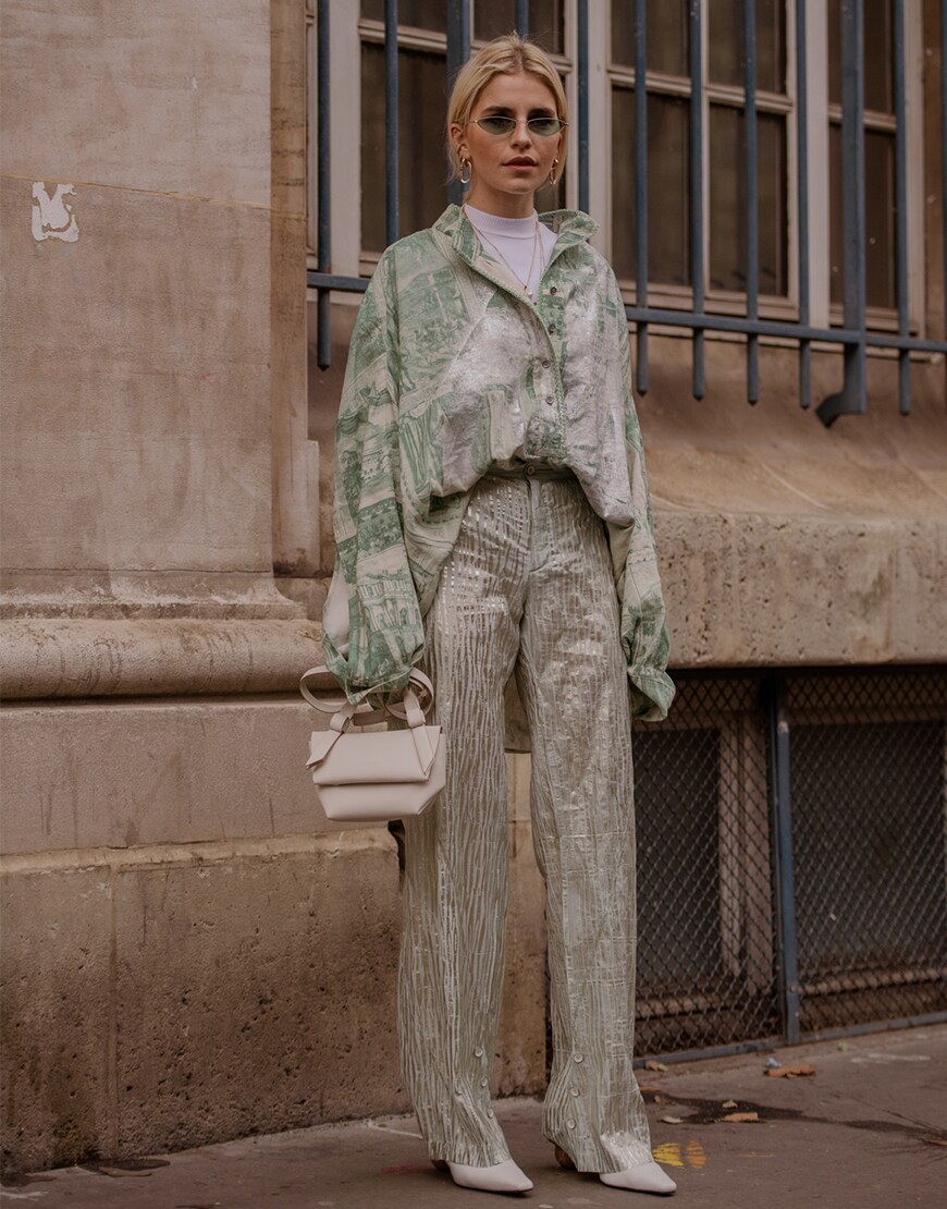 Caroline Daur porte un ensemble vert clair et argenté pendant la Fashion Week de Paris