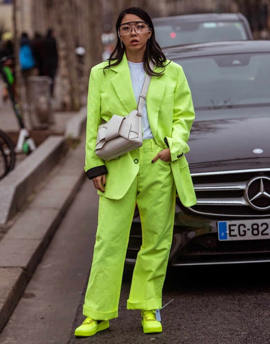Street style costume fluo pendant la Fashion Week de Paris
