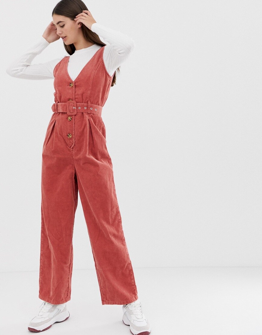 ASOS DESIGN Tall - Combinaison boutonnée en velours côtelé à ceinture - Rouge brique