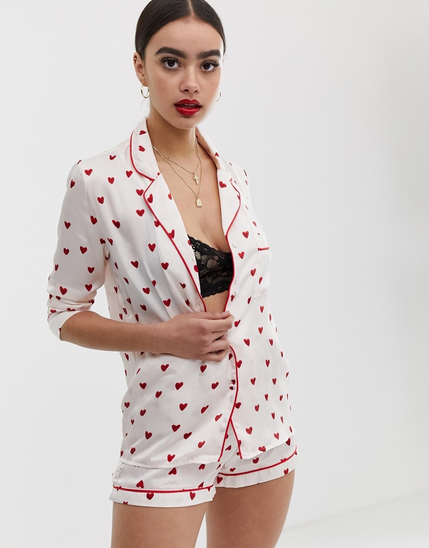 Missguided - Valentines - Pyjama en satin à imprimé cœur