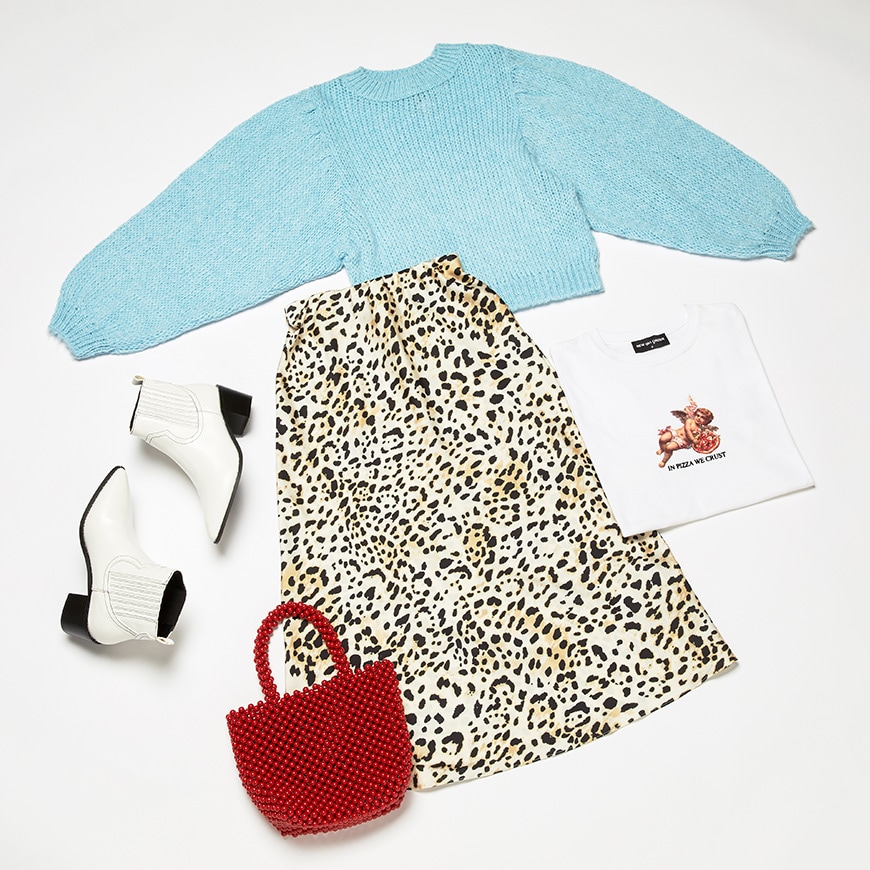 Jupe imprimée léopard avec pull bleu, bottines blanches et t-shirt graphique disponibles sur ASOS