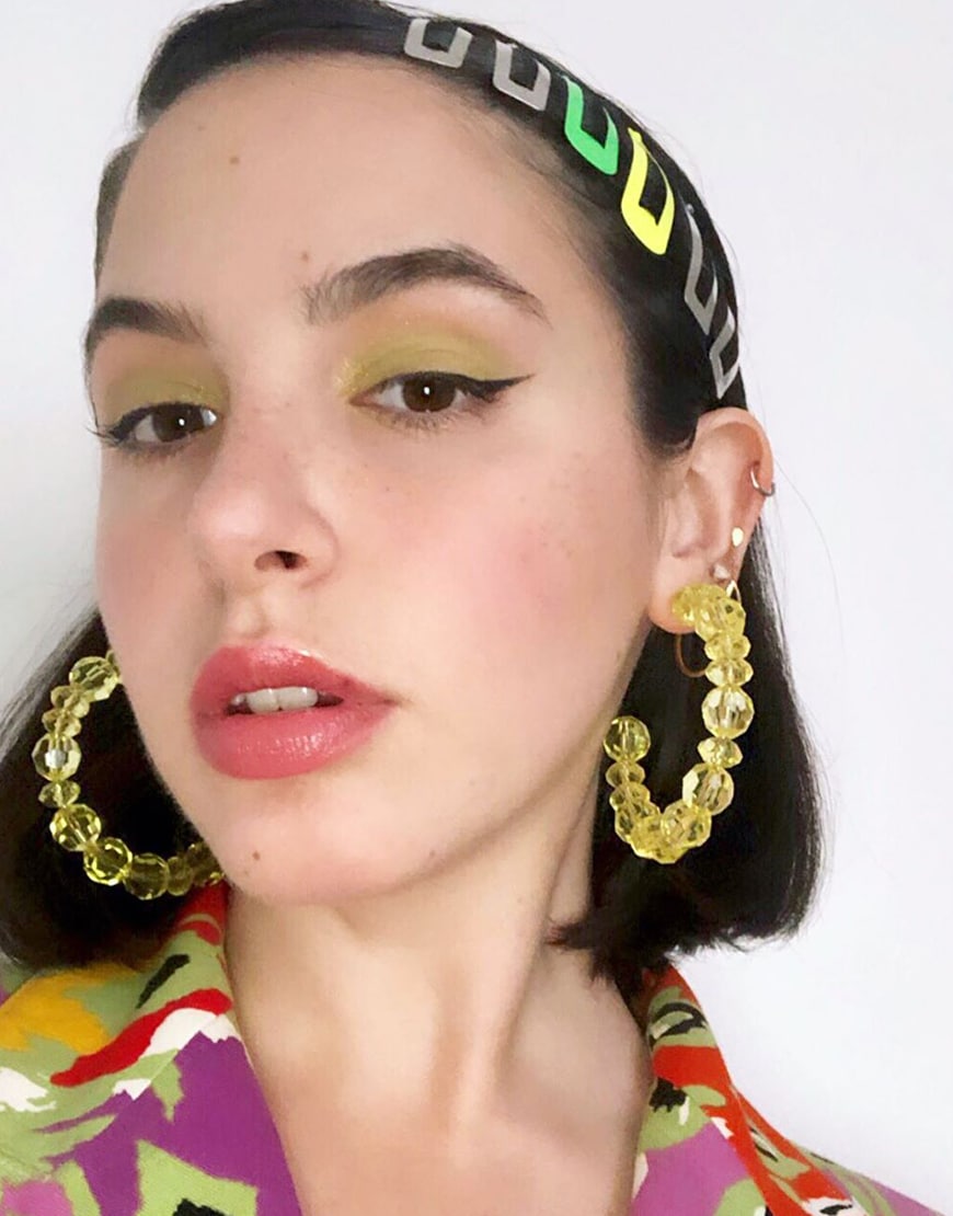 Barbara avec des boucles d'oreilles vertes