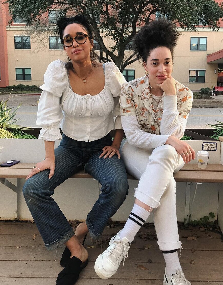 asos_hannah und Freundin Sophia tragen jeans und top mit xl schultern