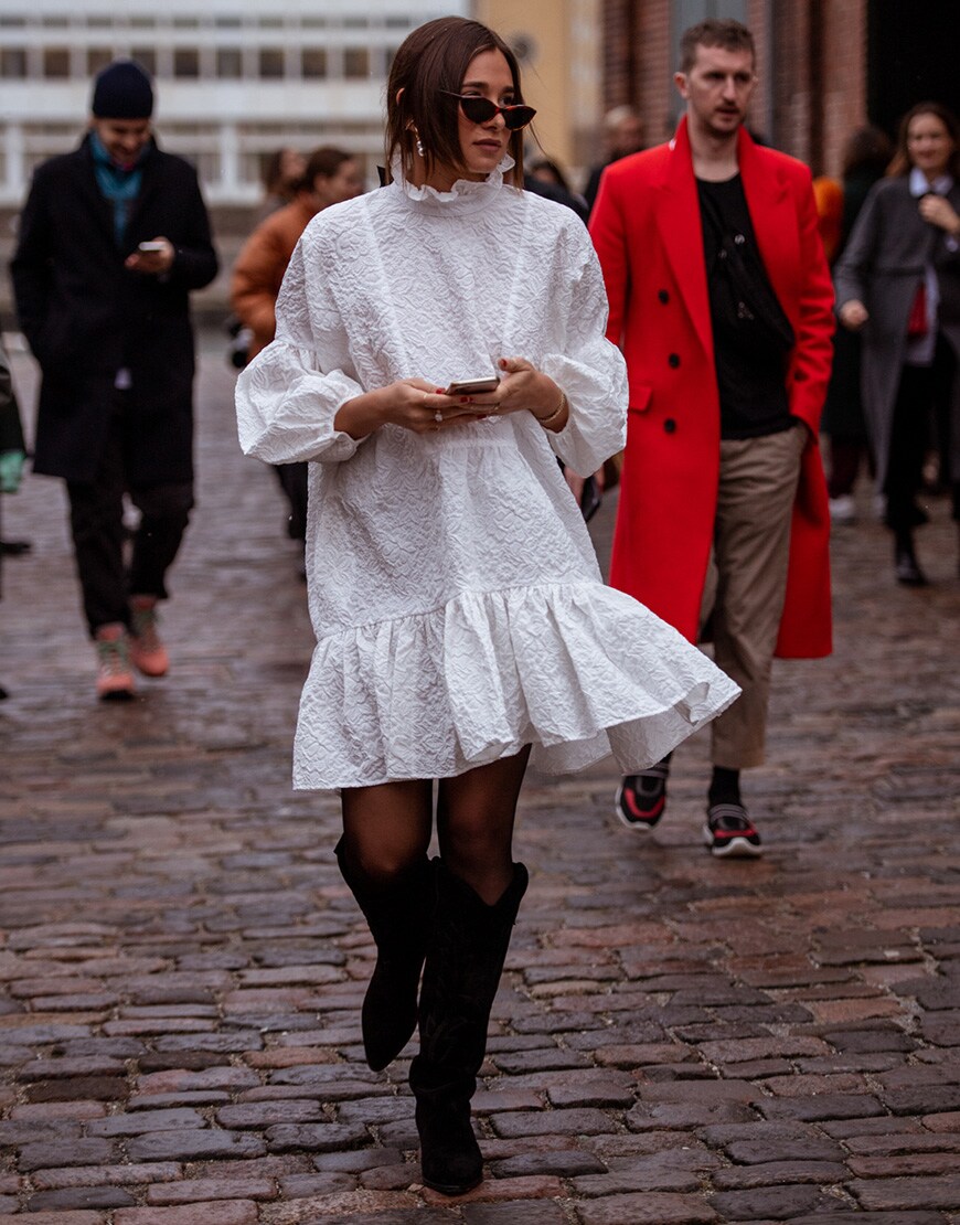 Danielle Bernstein weworewhat trägt weisses midikleid mit rueschen