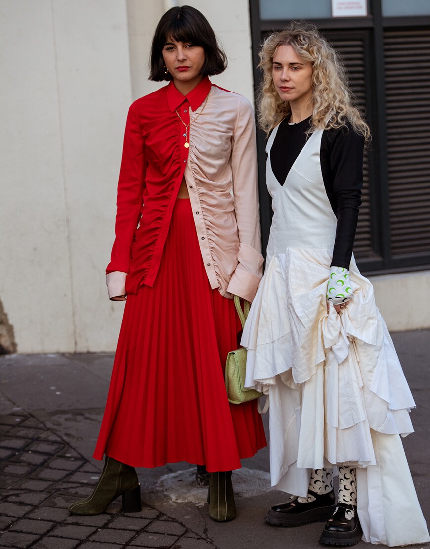 Maria Bernad et Courtney Trop portant des jupes midi à la Fashion Week de Paris