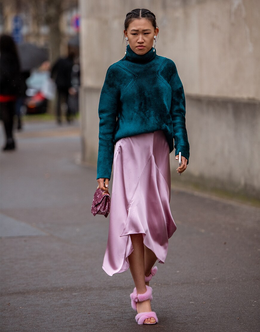Street style col roulé bleu pétrole et jupe rose en soie
