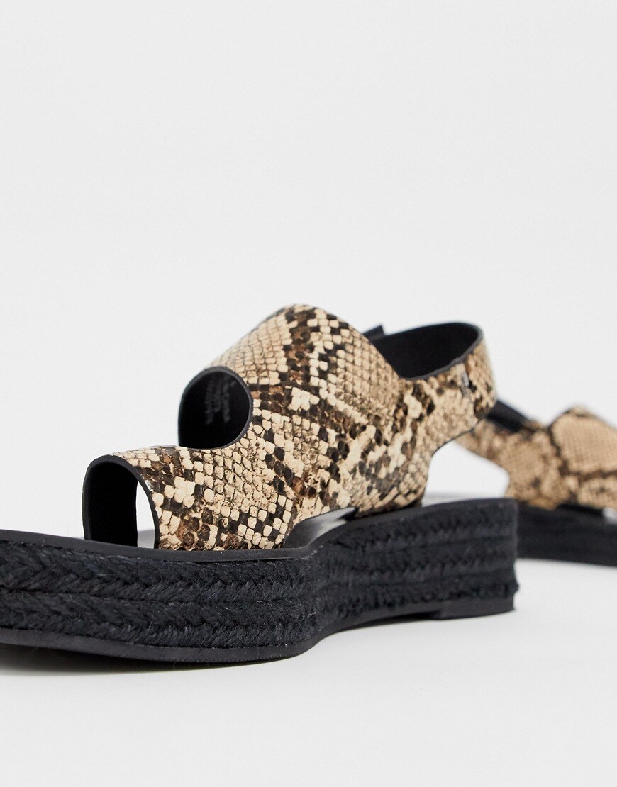 ASOS DESIGN – Judie – Espadrilles-Sandalen mit Zehenschlaufe in Schlangenleder-Optik