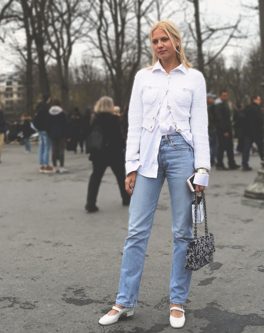 Street style Paris Fashion Week portant un jean taille haute bleu