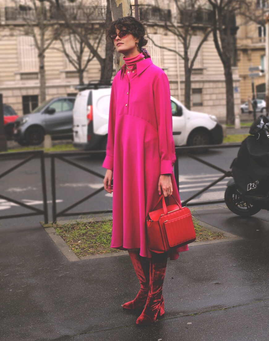 Street style Paris Fashion Week portant une robe rose